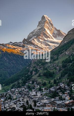Der mächtige und wunderschöne Matterhorn Peak mit Zermatt im Vordergrund - der berühmte und berühmte Schweizer Berg in den Alpen, Zermatt, Stockfoto