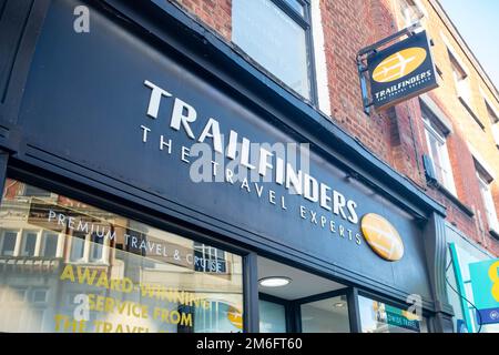 London – Dezember 2022: Trailfinders, ein großes unabhängiges Reiseunternehmen mit Filialen in ganz Großbritannien Stockfoto