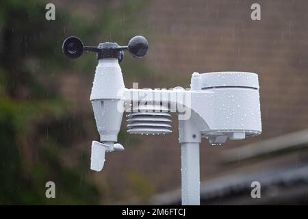 Wetterstation zur Messung von Temperatur, Feuchtigkeit, Niederschlag, windgeschwindigkeit und -Richtung Stockfoto