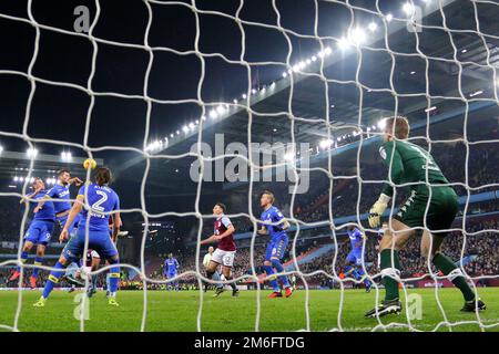 Liam Cooper von Leeds United übernimmt den Ball in der Gegend, um eine späte Strafe zu erhalten - Aston Villa gegen Leeds United, Sky Bet Championship, Villa Park, Birmingham - 29. Dezember 2016. Stockfoto