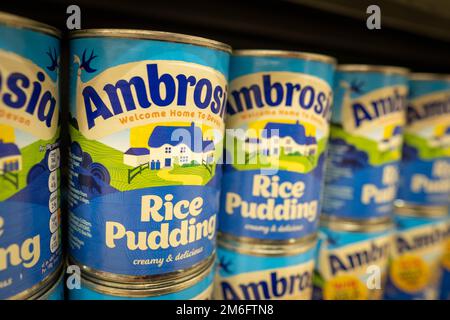 Surrey UK - Dezember 2022: Ambrosia Rice Pudding Dosen auf dem Regal des Supermarkts Stockfoto
