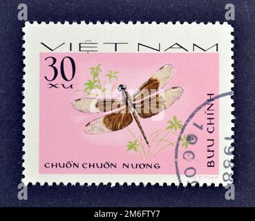 Abgesagte Briefmarke, gedruckt von Vietnam, die Dragonfly zeigt, circa 1988. Stockfoto