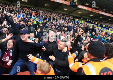 Da Aston Villa 0-1 aufwärts geht, befinden sich die Fans der Aston Villa - Birmingham City gegen Aston Villa, Sky Bet Championship, St Andrew's, Birmingham - 30. Oktober 2016. Stockfoto