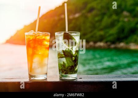 Gläser Mai Tai und Mojito Cocktails am Strand. Stockfoto