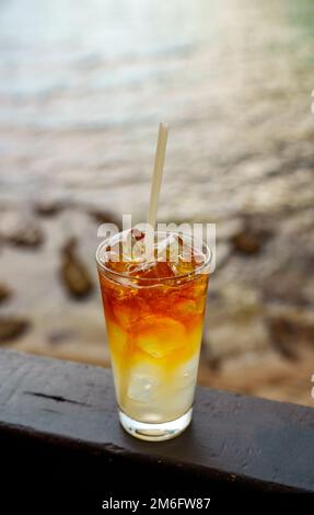 Ein Glas Mai Tai-Cocktail vor dem Meereshintergrund. Stockfoto