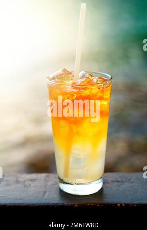 Ein Glas Mai Tai-Cocktail vor dem Meereshintergrund. Stockfoto