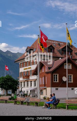 Schönes traditionelles Holzhotel in einem malerischen kleinen Dorf am Brienzer See - den Schweizer Alpen - Iseltwald, Schweiz Stockfoto