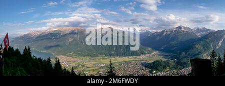 Luftaufnahme von Interlaken und Schweizer Alpen vom Harder Kulm View Point, Jungfrau Region, Schweizer Alpen, Schweiz Stockfoto