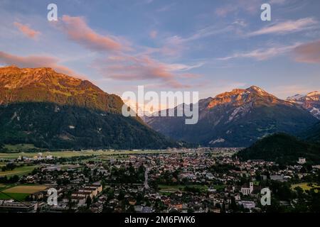 Luftaufnahme von Interlaken und Schweizer Alpen vom Harder Kulm View Point, Jungfrau Region, Schweizer Alpen, Schweiz Stockfoto