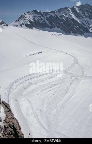 Wanderweg im Schnee - Blick vom Jungfraujoch Sphinx Observatorium - Jungfrau Region - Schweizer Alpen, Schweiz - Grindelwald, Stockfoto