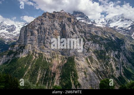 Panoramablick aus der Vogelperspektive auf das Lauterbrunnen-Tal vom kleinen Dorf MÃ¼rren - Jungfrau-Region im Sommer - Schweizer Alpen, Switzerla Stockfoto