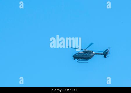 EIN US-AMERIKANISCHER Army UH-72 Lakota Helikopter, der dem 112. Luftfahrtregiment der Michigan Army National Guard, Grand Ledge Army Aviation Support Facility, zugewiesen wurde, überwacht einen simulierten Vorfall mit einem aktiven Schützen auf dem Lake Huron während der Übung Straits Shield 22 vom 27. April 2022. Die USA Die Küstenwache, die Michigan State Police, die Michigan National Guard und andere Behörden haben sich auf der Straits Shield 22 zusammengetan, um die Effektivität der behördenübergreifenden Reaktionspläne und der maritimen Sicherheitspläne der Region Sault zu verbessern. Stockfoto