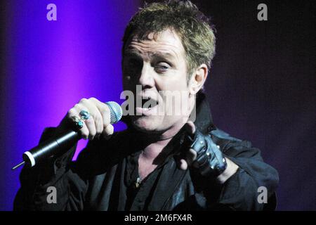 Glasgow, Schottland, Großbritannien. Alvin Stardust fotografierte im Konzert auf einem Retro-Konzert namens Blast from the Past im Jahr 2004. Bernard William Jewry (27. September 1942 bis 23. Oktober 2014), bekannt als Alvin Stardust, war ein englischer Popsänger und Bühnenschauspieler. Auch bekannt als Shane Fenton Stockfoto