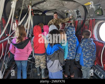 Schüler der Talkeetna Grundschule besichtigen einen CH-47F Chinook Hubschrauber der Bravo Company, 1. Bataillon, 52. Luftfahrtregiment, auch bekannt als die Zuckerbären. Die Einheit befand sich eine Woche lang in Talkeetna, Alaska, während sie Höhentrainings und Transportausrüstung für den National Park Service zum Bergsteigerbasislager durchführte. (FOTO DER US-Armee, Eve Baker, Fort Wainwright Public Affairs Office) Stockfoto