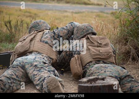 USA Marinekorps Lance CPL. Hunter Turner, Left, und Lance CPL. Christopher Strunken, Studenten des Advanced Infantry Marine Course mit Advanced Infantry Training Bataillon, School of Infantry-West, Hawaii Detachment, Feuer auf fiktive feindliche Ziele während einer Trainingsübung eröffnen, Ulupa’U Krater, Marine Corps Base Hawaii, 27. April 2022. Die AIMC ist eine Fortgeschrittenenkurse zur Verbesserung und Erprobung der Fähigkeiten und Führungsfähigkeiten der Marine als Mannschaftsführer in einem Gewehrzug. Stockfoto