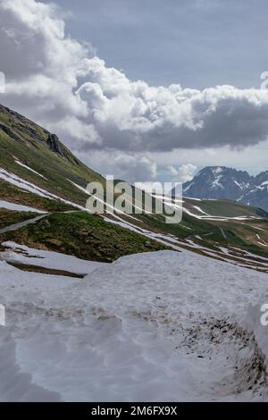 Panoramablick - erster Berg mit Schnee, Grindelwald, Schweiz - Schweizer Alpen - Jungrau-Region, Berner Ober Stockfoto