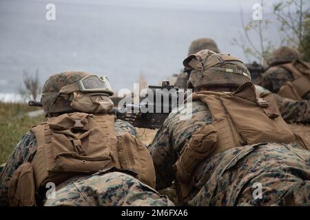 USA Marinekorps Lance CPL. Reh Kay, Left und Lance CPL. Andrew Tracy, Studenten des Advanced Infantry Marine Course mit Advanced Infantry Training Bataillon, School of Infantry-West, Hawaii Detachment, Feuer auf fiktive feindliche Ziele während einer Trainingsübung eröffnen, Ulupa’U Krater, Marinekorps Base Hawaii, 27. April 2022. Die AIMC ist eine Fortgeschrittenenkurse zur Verbesserung und Erprobung der Fähigkeiten und Führungsfähigkeiten der Marine als Mannschaftsführer in einem Gewehrzug. Stockfoto