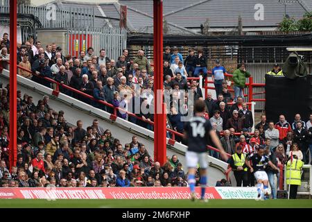 Brentford-Fans schauen während des Spiels – Brentford gegen Blackburn Rovers, Sky Bet Championship, Griffin Park, London – 7. Mai 2017. Stockfoto