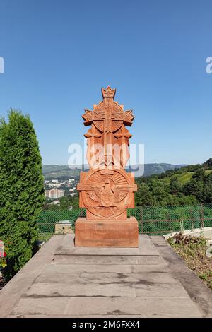 Ein Kreuz aus Stein, ein Chatschkar, neben der Kirche installiert Stockfoto