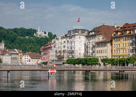 Schöne historische Stadtansicht von Luzern - mittelalterliche Gebäude am Flussufer - Kanton Luzern, Schweiz Stockfoto