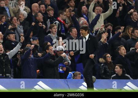 Der Manager von Chelsea, Antonio Conte, feiert, nachdem er Manchester United 1-0 geschlagen hat, um das FA Cup Halbfinale zu erreichen – Chelsea gegen Manchester United, FA Cup Quartalsfinale, Stamford Bridge, London – 13. März 2017. Stockfoto