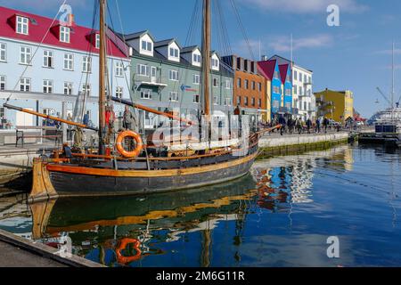 Torshavn Hafen im Sommer Stockfoto
