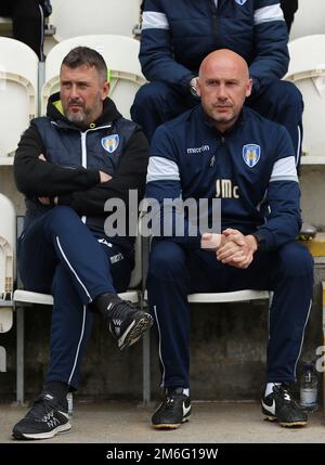 Der Manager von Colchester United, John McGreal, schaut zusammen mit Assistant Manager Steve Ball - Colchester United gegen Doncaster Rovers, Sky Bet League Two, Weston Homes Community Stadium, Colchester - 14. April 2017. Stockfoto