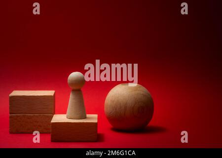 Geometrische Holzformen auf rotem Hintergrund mit Kopierbereich. Szene Stage zeigt Vorderansicht für Produktpräsentation Stockfoto