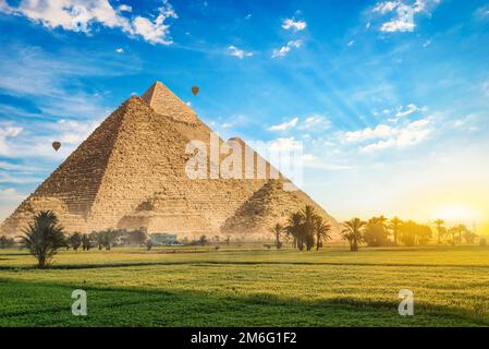 Pyramiden auf der Wiese Stockfoto