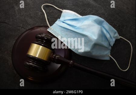 Gerichtshammer und Gesichtsmaske -- Coronavirus-Maske Mandatskonzept Stockfoto