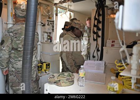 Das TTC DIX 80. CMD basiert auf Fort Dix, NJ, und wird während des Trainings zur Wasseraufbereitung am Hannover Lake gezeigt. Militärische Wasseraufbereitungssysteme sind eigenständige, tragbare Wasseraufbereitungsanlagen. Diese Schulung richtet sich an das Verteidigungsministerium und die UN-Streitkräfte in allen aktiven Theatern auf der ganzen Welt. Die Wasseraufbereitung ist notwendig, um verschiedene durch Wasser übertragbare Krankheiten wie Ruhr und Typhus zu verhindern. (Fotos vom Fort Dix [TSC] Training Support Center) Stockfoto