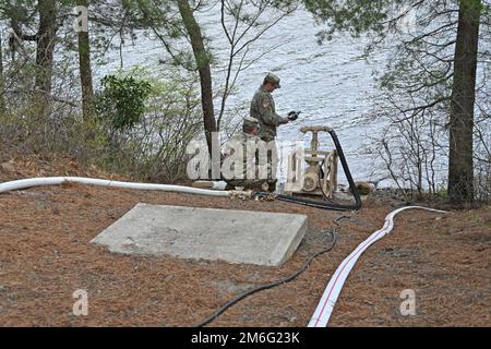 Das TTC DIX 80. CMD basiert auf Fort Dix, NJ, und wird während des Trainings zur Wasseraufbereitung am Hannover Lake gezeigt. Militärische Wasseraufbereitungssysteme sind eigenständige, tragbare Wasseraufbereitungsanlagen. Diese Schulung richtet sich an das Verteidigungsministerium und die UN-Streitkräfte in allen aktiven Theatern auf der ganzen Welt. Die Wasseraufbereitung ist notwendig, um verschiedene durch Wasser übertragbare Krankheiten wie Ruhr und Typhus zu verhindern. (Fotos vom Fort Dix [TSC] Training Support Center) Stockfoto