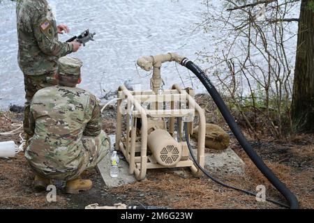 Das TTC DIX 80. CMD aus Fort Dix, NJ, wird während des Trainings zur Wasseraufbereitung am Hannover Lake gezeigt. Militärische Wasseraufbereitungssysteme sind eigenständige, tragbare Wasseraufbereitungsanlagen. Diese Schulung richtet sich an das Verteidigungsministerium und die UN-Streitkräfte in allen aktiven Theatern auf der ganzen Welt. Die Wasseraufbereitung ist notwendig, um verschiedene durch Wasser übertragbare Krankheiten wie Ruhr und Typhus zu verhindern. (Fotos vom Fort Dix [TSC] Training Support Center) Stockfoto