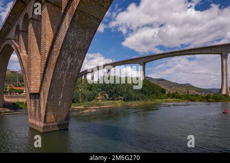 Beton- und Steinbrücken - Blick vom Kreuzfahrtschiff im Douro River Valley - Portweinregion mit Farms Terrassen in Mo Stockfoto