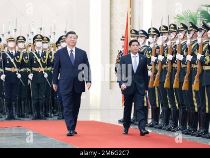 Peking, China. 4. Januar 2023. Der chinesische Präsident Xi Jinping veranstaltet eine Begrüßungszeremonie für den philippinischen Präsidenten Ferdinand Romualdez Marcos Jr. vor den Gesprächen in der Großen Halle des Volkes in Peking, Hauptstadt von China, am 4. Januar 2023. Kredit: Yao Dawei/Xinhua/Alamy Live News Stockfoto