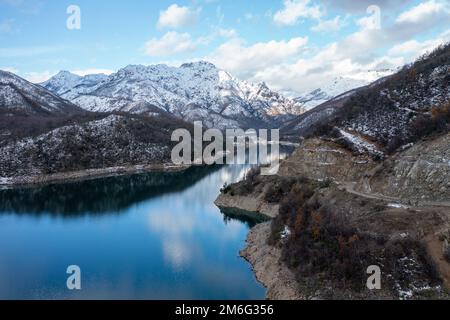 Die Berghütte Ancoa in der Schneeregion Maule, Chile. Draufsicht Stockfoto