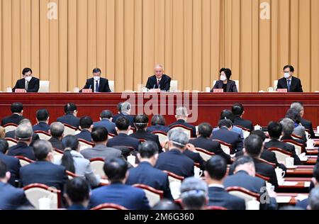 Peking, China. 4. Januar 2023. Cai Qi, Mitglied des Ständigen Ausschusses des Politischen Büros des Zentralkomitees der Kommunistischen Partei Chinas (CPC) und Mitglied des Sekretariats des Zentralkomitees der Kommunistischen Partei Chinas, spricht am 4. Januar 2023 in Peking, Hauptstadt Chinas, an einer Sitzung der Publicity-Beamten des Landes. Kredit: Zhang Ling/Xinhua/Alamy Live News Stockfoto