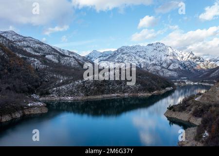 Die Berghütte Ancoa in der Schneeregion Maule, Chile. Draufsicht Stockfoto