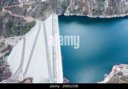 Die Berghütte Ancoa in der Schneeregion Maule, Chile. Draufsicht Stockfoto