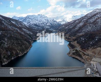 Die Berghütte Ancoa in der Schneeregion Maule, Chile. Draufsicht Stockfoto