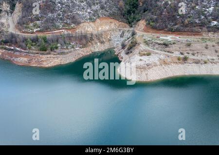 Die Berghütte Ancoa in der Schneeregion Maule, Chile. Draufsicht Stockfoto