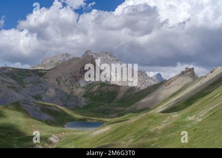 Malerische Alpenlandschaft im Maira-Tal, italienische Cottian-Alpen, Piemont-Region Stockfoto