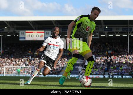 Chris Gunter von Reading und Sone Aluko von Fulham - Fulham gegen Reading, Sky Bet Championship Play-Off 1. Leg, Craven Cottage, Fulham - 13. Mai 2017. Stockfoto