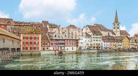 Diessenhofen mit Rheinbrücke und Stadtkirche St. Dionysius Stockfoto