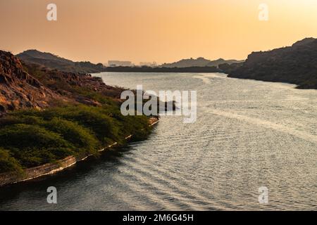 Der unberührte See mit Sonnenuntergang am Abend bildet einen Schwimmwinkel Stockfoto