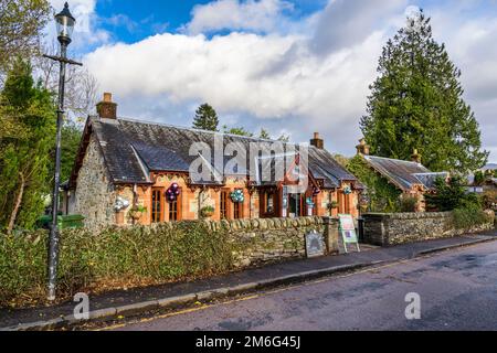 The Village Rest Luss an der Pier Road im malerischen Dorf Luss am Loch Lomond in Schottland, Großbritannien Stockfoto