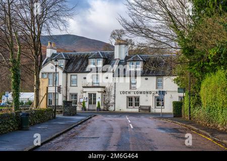 Blick auf Loch Lomond Arms von der Pier Road in Luss auf Loch Lomond in Schottland, Großbritannien Stockfoto