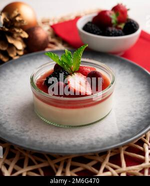 Rote Fruchtpannencotta mit Erdbeeren. Italienisches Rezept Stockfoto