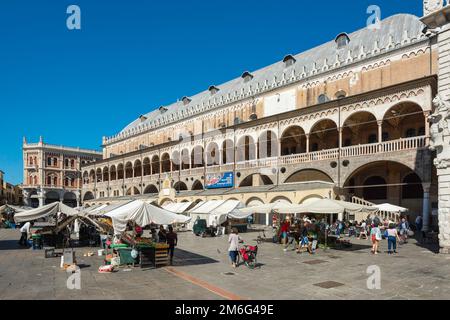 Padua Italien Markt, Blick im Sommer auf die Marktstände auf der Piazza delle Erbe und dem Palazzo della Ragione aus dem 13. Jahrhundert oder Salone, Padua (Padua) Stockfoto