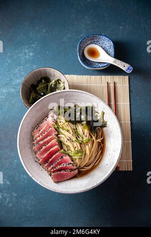 Thunfischsteak Ramen. Japanische Suppe mit Nudeln Ramen, Miso, gebratenem Thunfischsteak und Algen aus Algen. Stockfoto